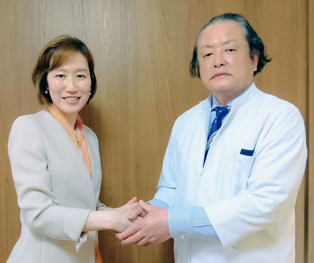握手する遠山と神田幸彦先生